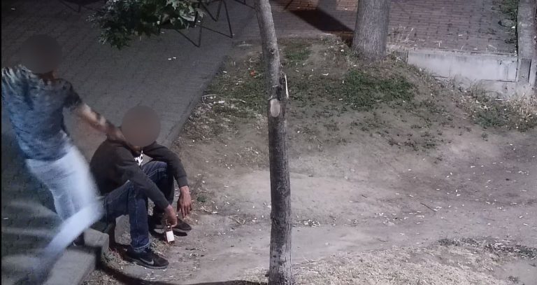 Vitatkoztak, majd fejbe rúgta