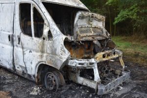 Felgyújtotta a lopott kocsit, hogy eltüntesse a nyomokat