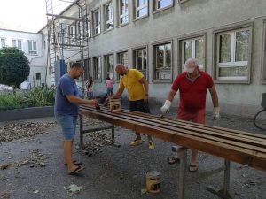 Szülőkkel együtt szépítik a Móricz iskola udvarát