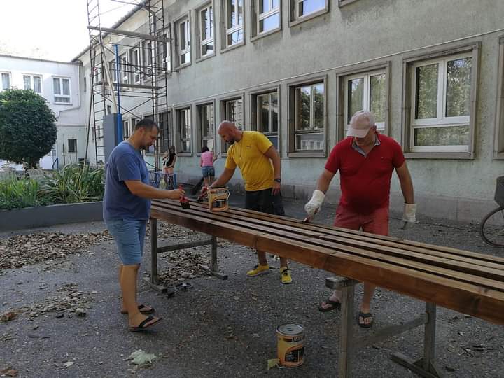 Szülőkkel együtt szépítik a Móricz iskola udvarát