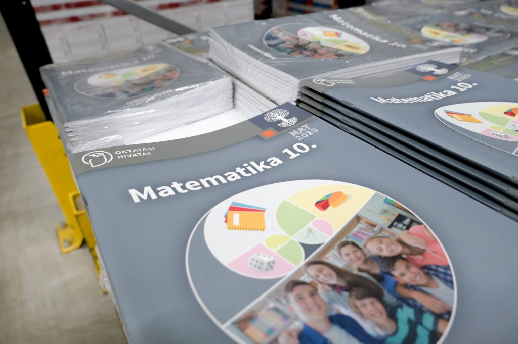 Továbbra is ingyenesen kapják a tankönyveket a családok