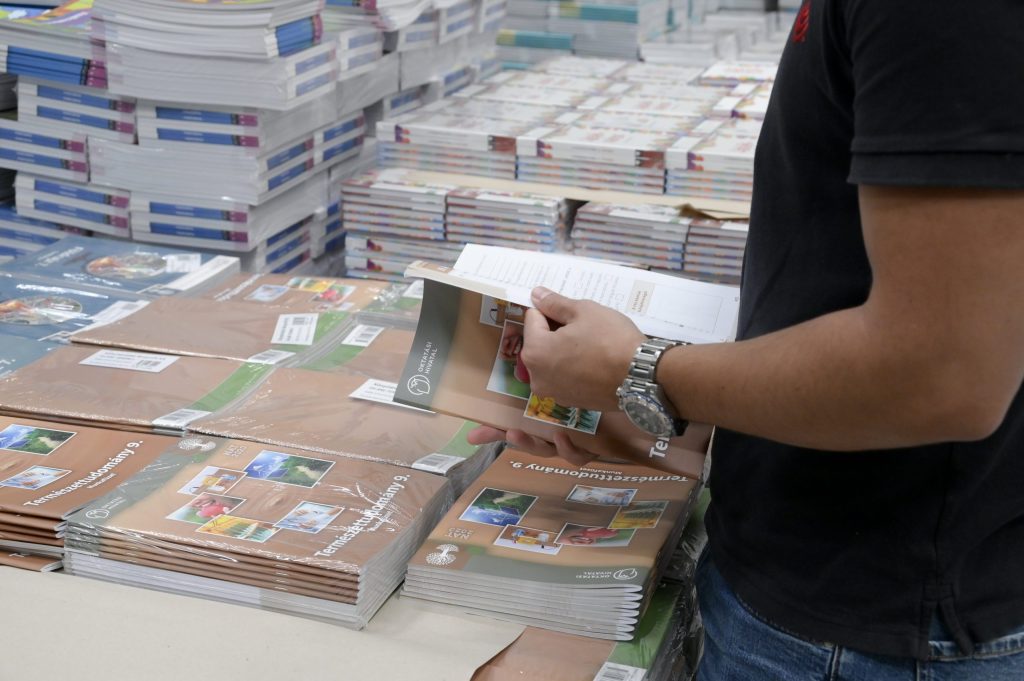 Húsz munkanap alatt 11,6 millió tankönyvet szállítottak ki az oktatási intézményekhez