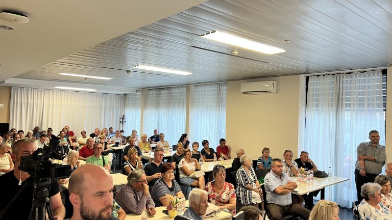 Hiába várták a lakossági fórum résztvevői Pintér Tamást