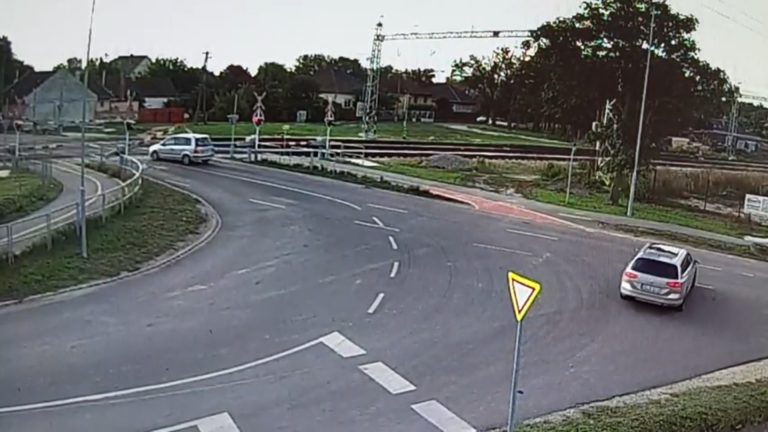Letörte a vasúti sorompót, majd többször is áthajtott még a síneken egy 70 éves férfi