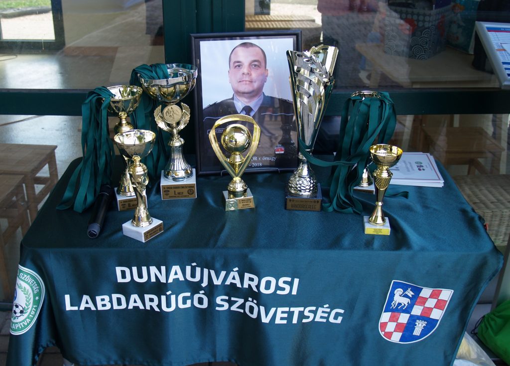 Labdarúgó tornával adóztak elhunyt kollégájuk emléke előtt a rendőrök