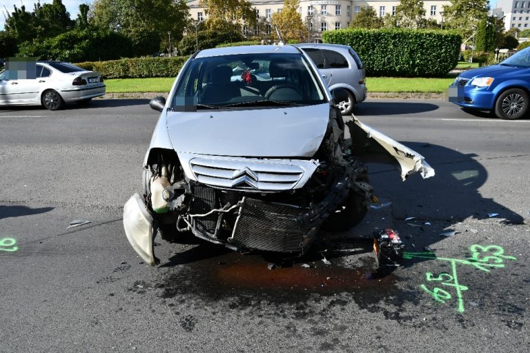 Busz elé kanyarodott egy sofőr a Kossuth utcai kereszteződésben