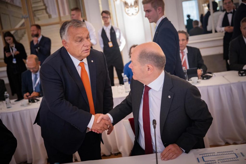 Orbán Viktor hétfőn a német kancellárral tárgyal
