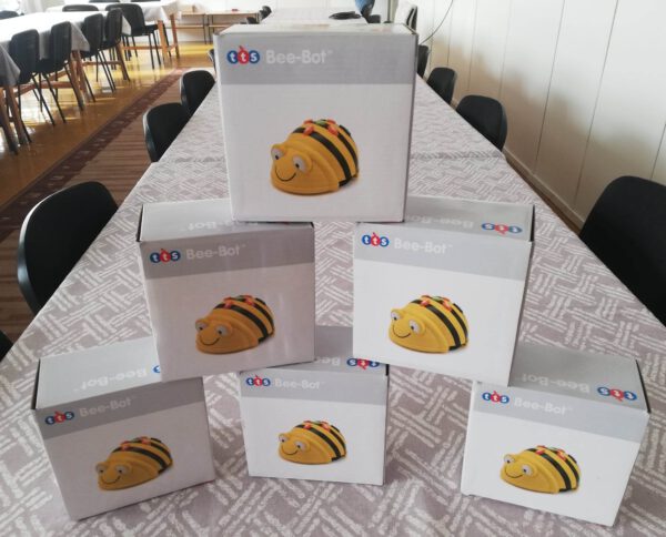 Robotokat és fejhallgatót vásárolt az Arany iskola a jótékonysági pénzből