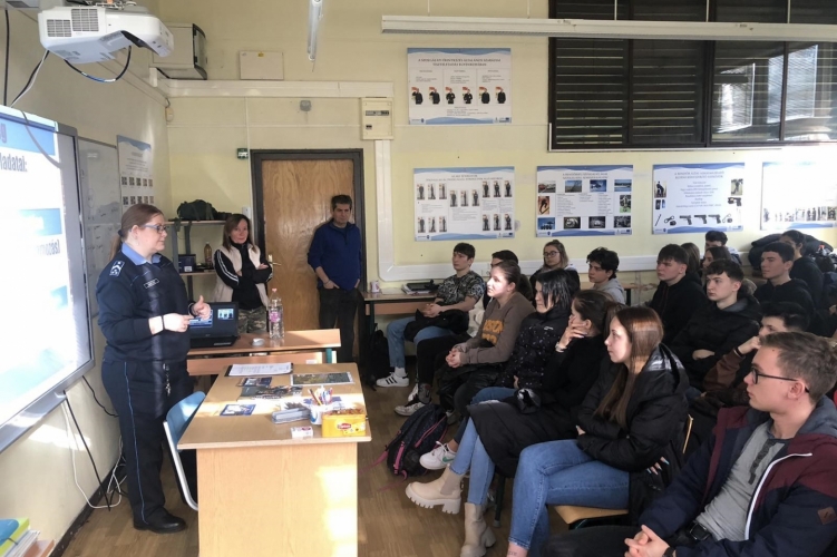 Diákoknak népszerűsítették a rendőri pályát