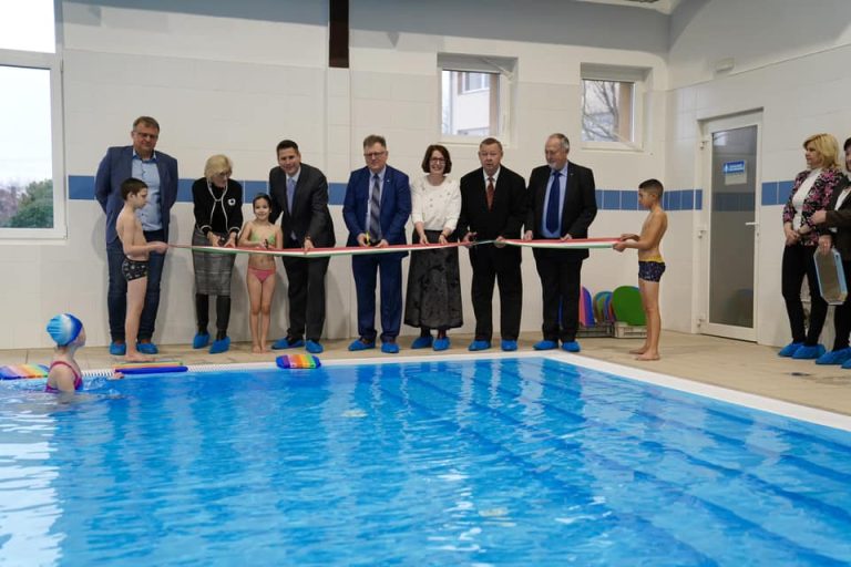 Átadták a megújult Ercsi Tanuszodát