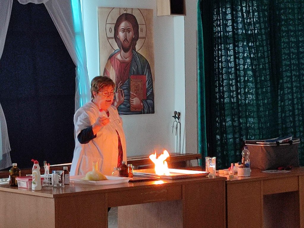 Játékos kísérletekről volt előadás a Gárdonyi felsőseinek