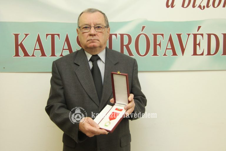 Szolgálati Jelet adományoztak a jubiláló katasztrófavédelmi kollégáknak