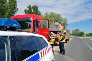A teherautókat és a buszokat ellenőrizték