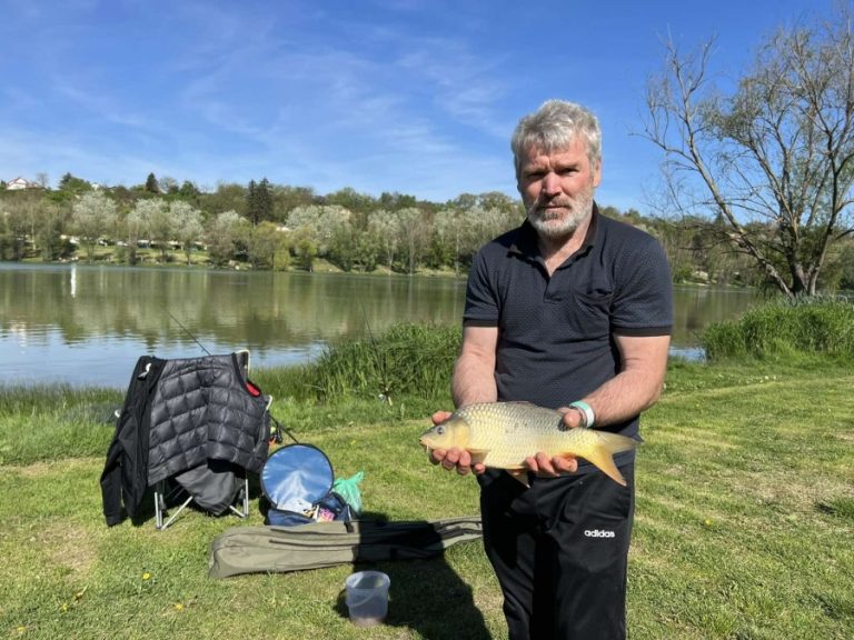Harmincnégy pecás a parton