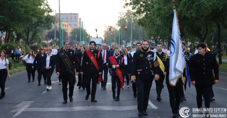 Szalamanderrel búcsúznak a végzős hallgatók