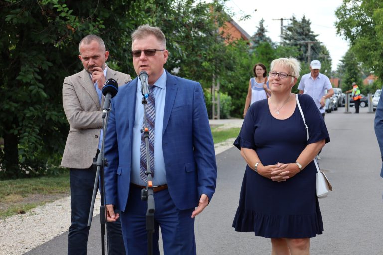Nagyvenyim: Útátadás a Bocskai utcában