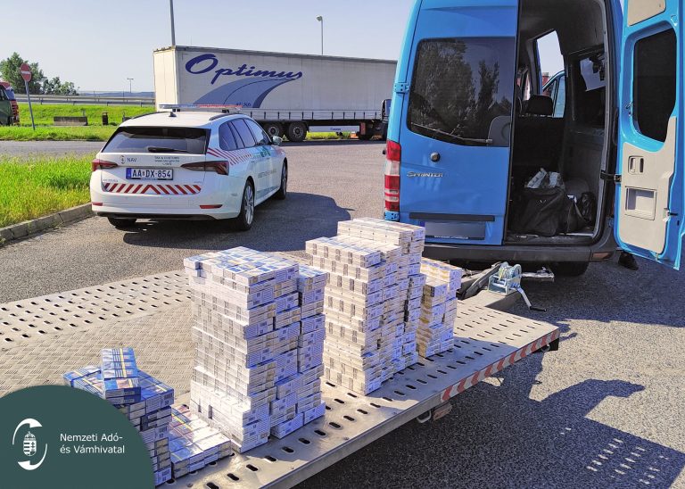 Holtversenyben csempésztek