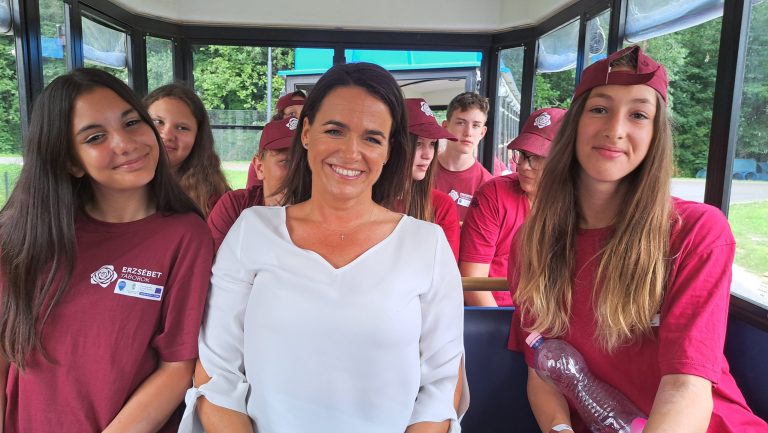 A köztársasági elnökkel vonatoztak a református iskola diákjai