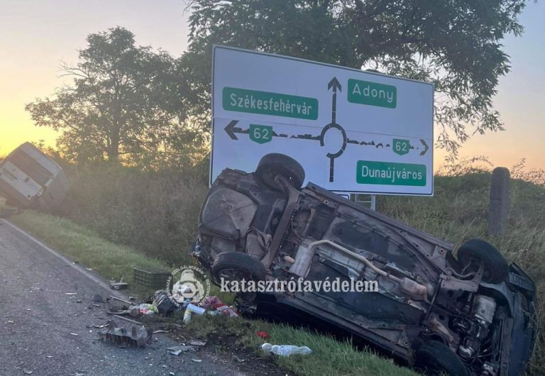 Mindkét jármű az árokba csapódott