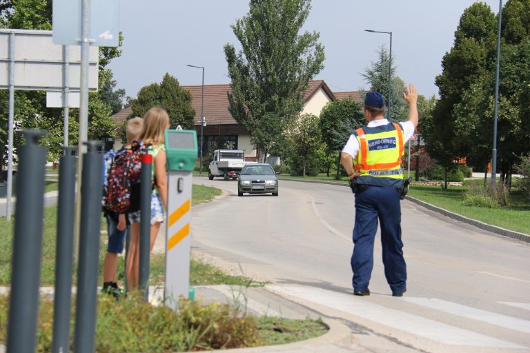 A rendőrség és a polgárőrség is segíti a biztonságos közlekedést az iskolák környékén