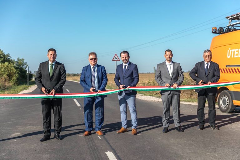 Megújult az Iváncsa-Pusztaszabolcs összekötő út 5,3 kilométeres szakasza