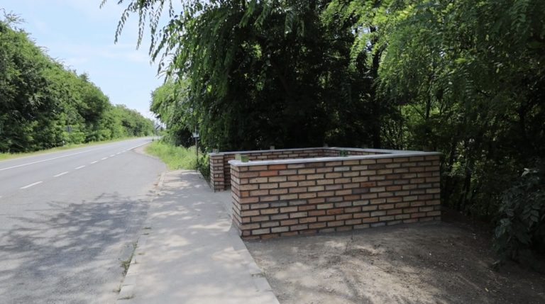 Megújulnak a buszmegállók Adonyban