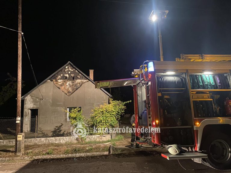 Kigyulladt házhoz riasztották a tűzoltókat Adonyba