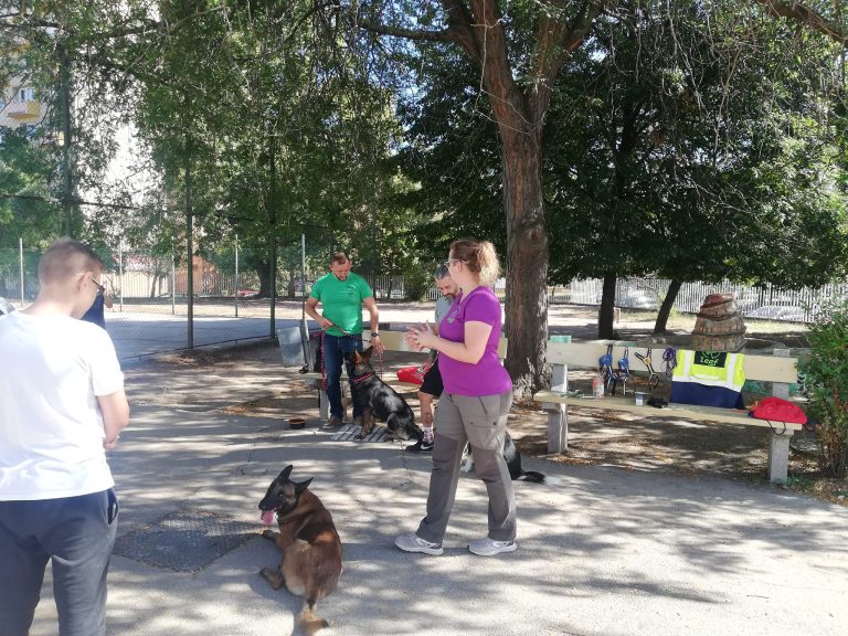 A mentőkutyák feladataival ismerkedtek a dózsások