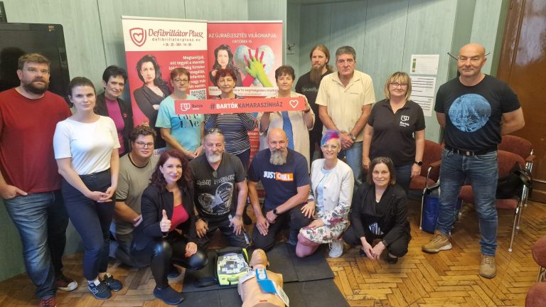 Már a színházban is van defibrillátor készülék
