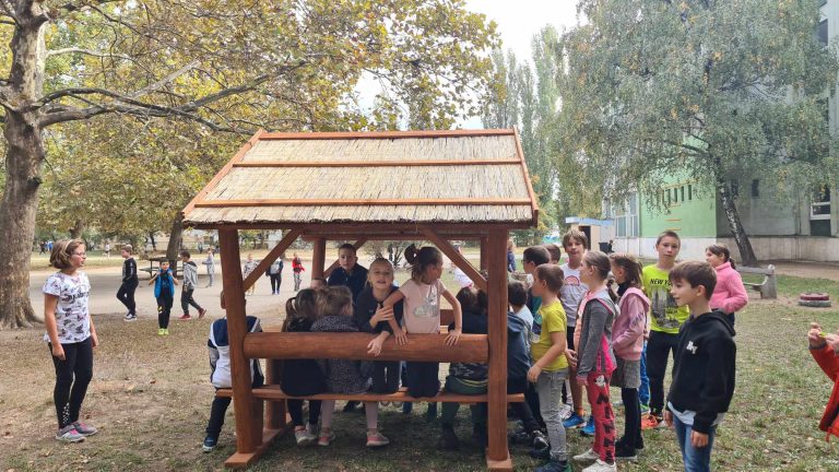 Kerti kiülőt építettek a református iskolában