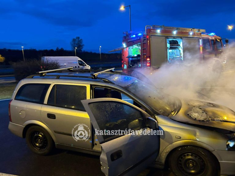 Egy autópálya pihenőnél kigyulladt kocsihoz riasztották a tűzoltókat