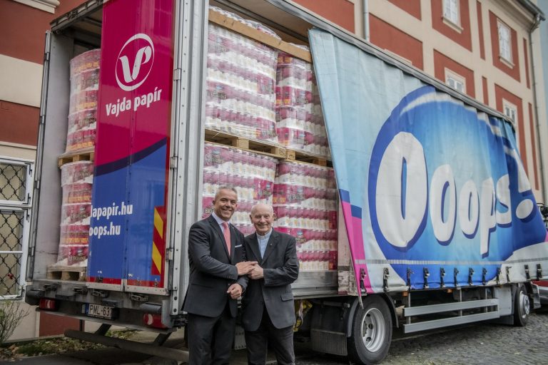 Újabb nagyértékű adománnyal segít a Vajda-Papír