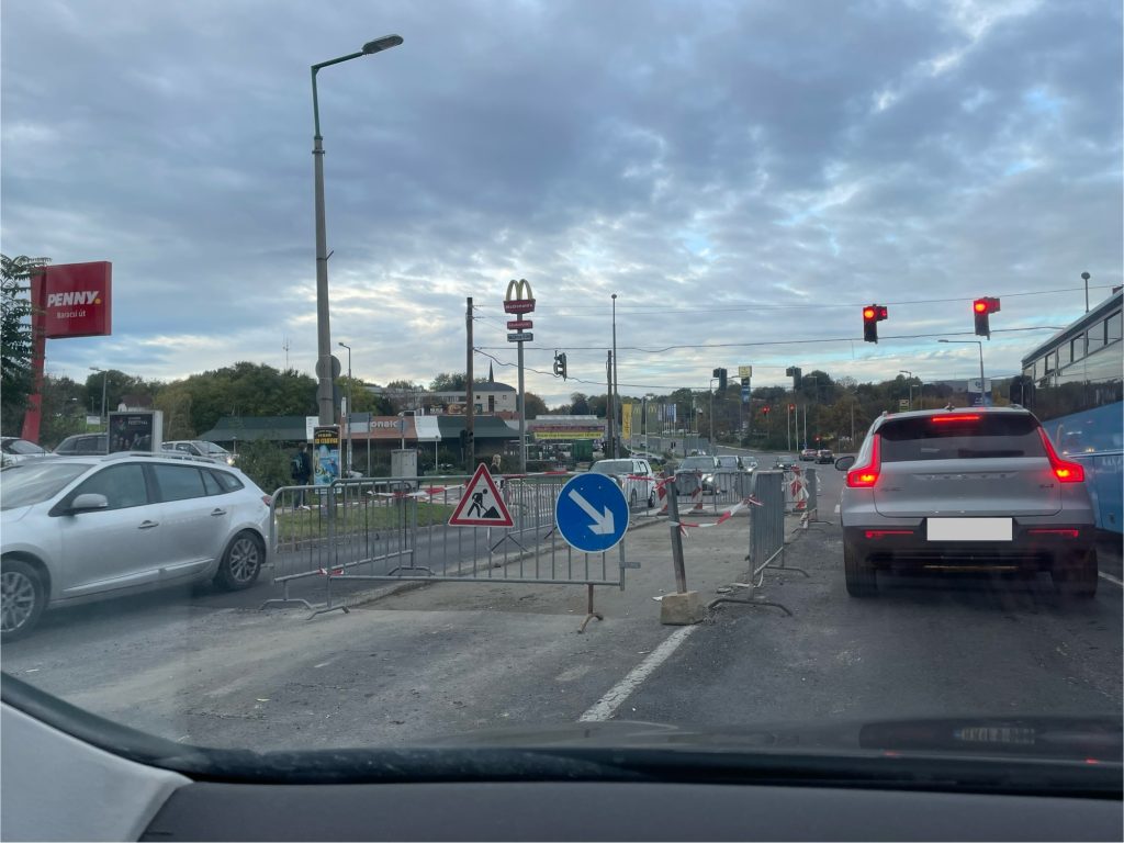 Reggeli torlódások az alaposan „megcsúszott” útfelújítás miatt