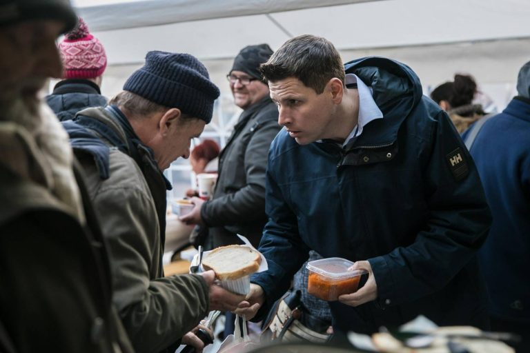 Karácsonyi Szeretetvendégségre várják Dunaújváros és térsége rászorulóit