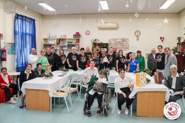 Újabb ajándékokkal kedveskedett a Jót, Szívből – Dunaújvárosért akciócsoport Szenteste