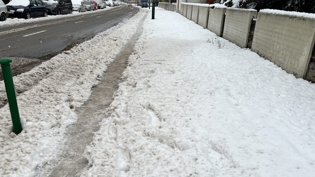Közlekedési káoszt okozott a havazás Dunaújváros mellékutcáin