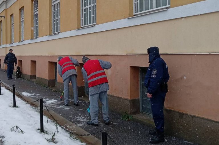 Emelkedett minden hivatásos szolgálati jogviszonyban dolgozó bére