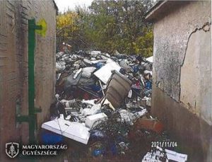 Rengeteg hulladékot halmozott fel a garázssoron egy hajléktalan házaspár
