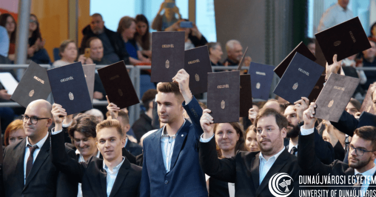 Diplomaátadó ünnepség volt az egyetemen