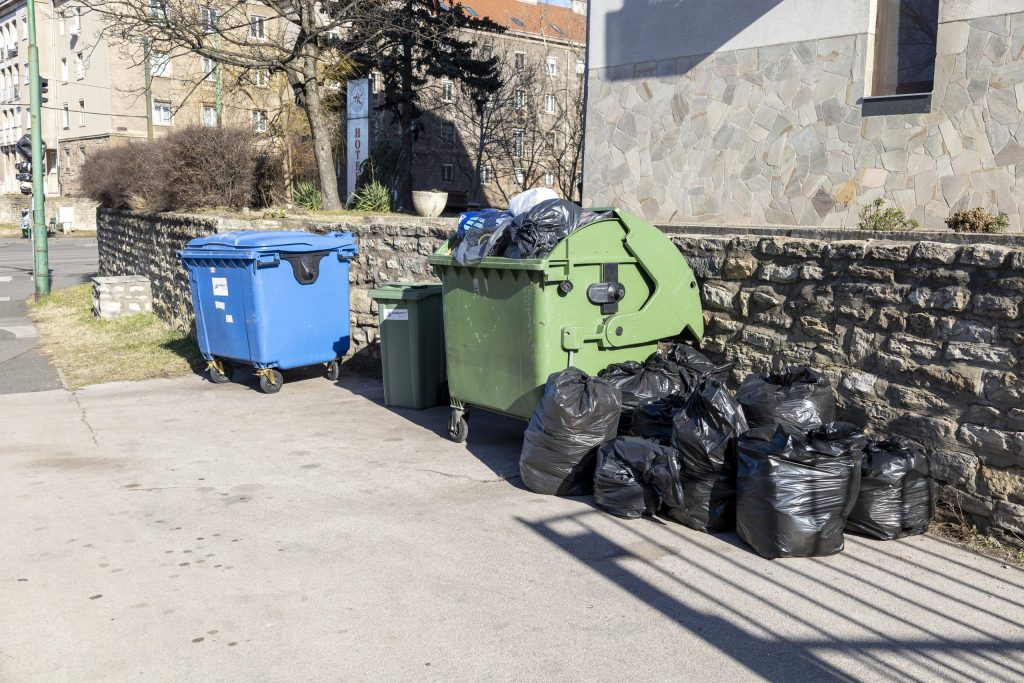 Nem tudják elszállítani a szemetet a Kallós Dezső utcából