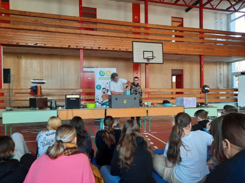Kísérletekkel teli előadáson voltak a petőfisek