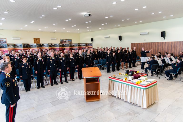 Elismeréseket kaptak a kiemelkedő munkát végző katasztrófavédelmis kollégák