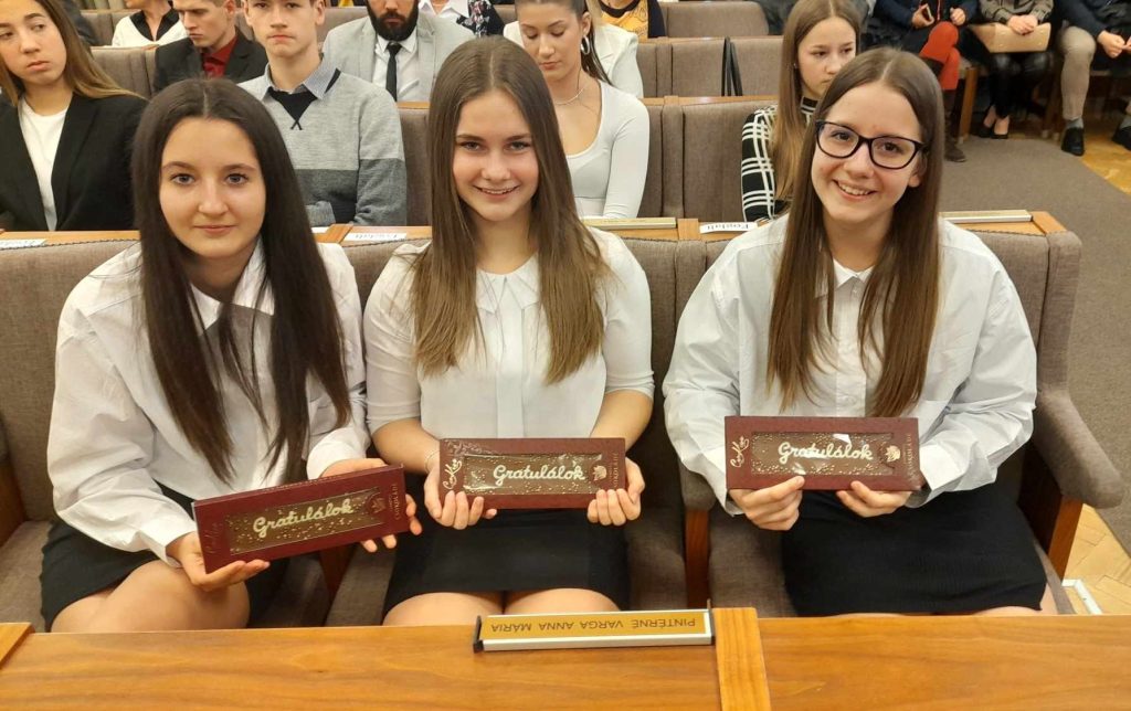 Kitüntették a Dózsa iskola négy tanulóját és egy testnevelő tanárát