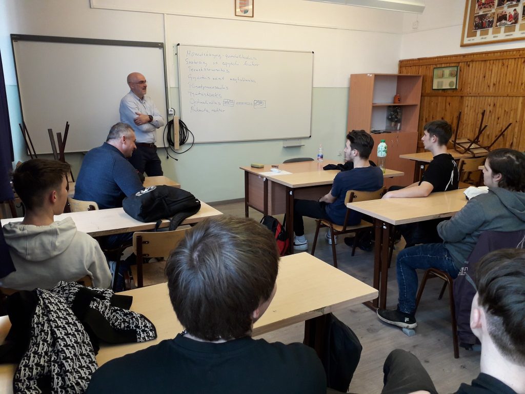 Faipari szoftvereket kaptak a hildes diákok