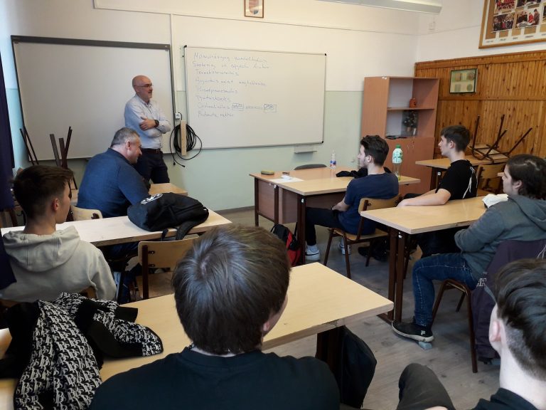 Faipari szoftvereket kaptak a hildes diákok