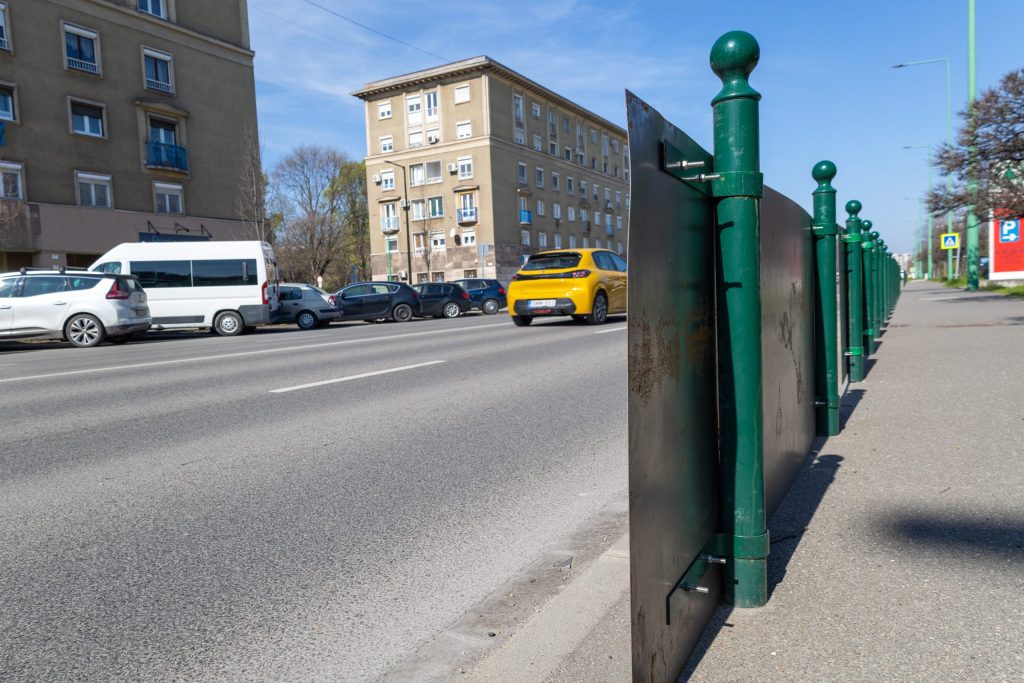 Életveszélyes reklámtáblák a Vasmű úton