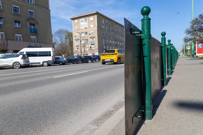 Életveszélyes reklámtáblák a Vasmű úton