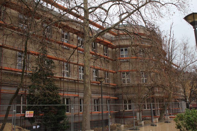Ütemesen zajlik az egyetem felújítása