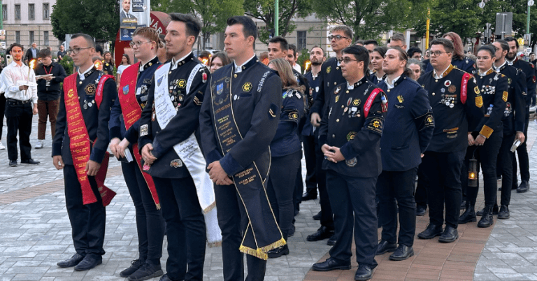 Szalamanderrel búcsúztak az egyetem végzősei