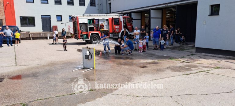 A tűzoltóságokon látogatókat fogadtak a gyereknap alkalmából